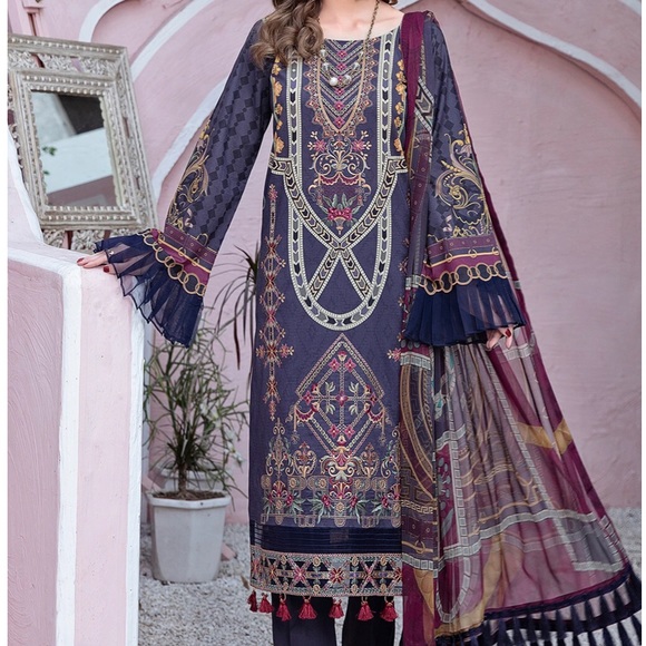 Luxury lawn collection from top Pakistani brand. Size 46 ready to wear. - Picture 1 of 8